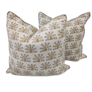 Cushion white with saffron pattern